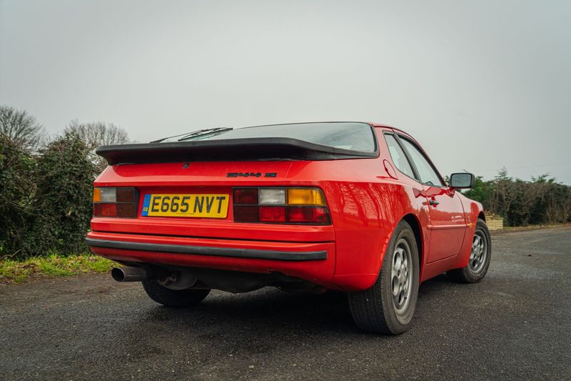 PORSCHE 944