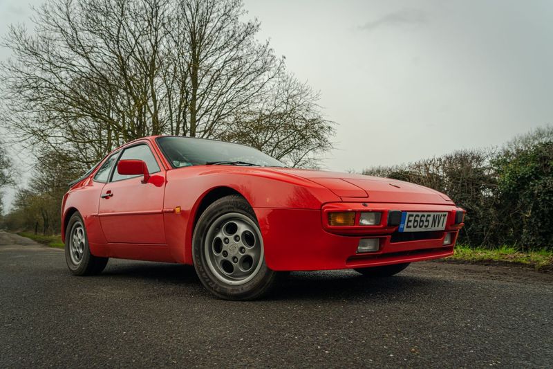 PORSCHE 944