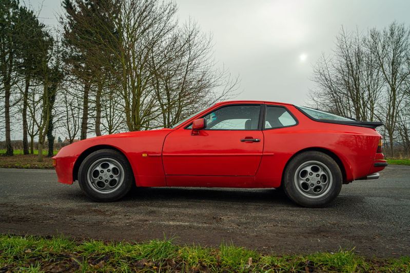 PORSCHE 944