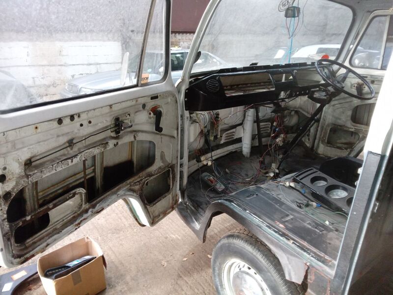 VOLKSWAGEN T2 BAY WINDOW