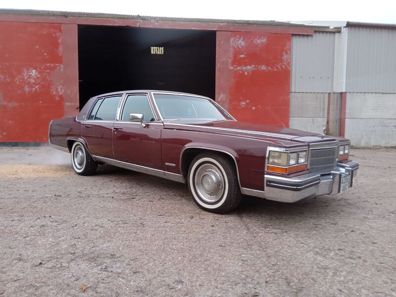 View CADILLAC FLEETWOOD BROUGHAM