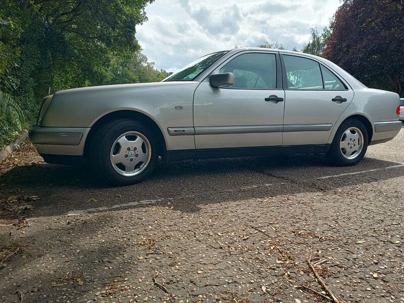 View MERCEDES-BENZ E CLASS E240 Classic